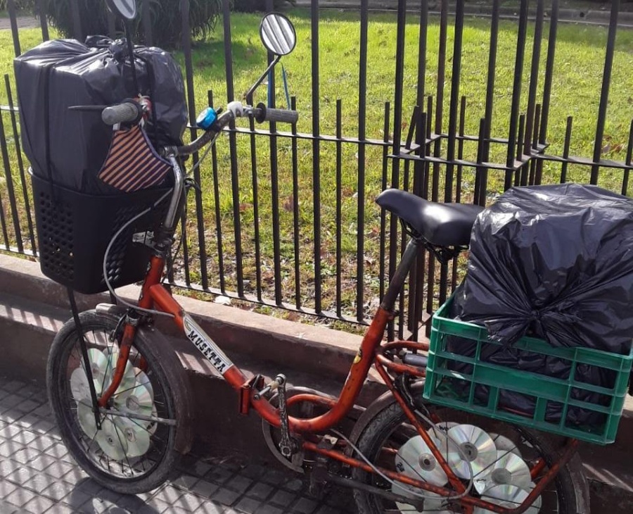 La bicicleta salvadora de La Plata: un vecino hace los ”mandados” a voluntad por todos los barrios