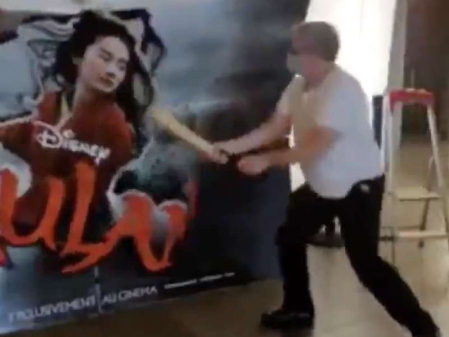 Dueño de un cine destruye la cartelera de Mulán en protesta a Disney y se hizo viral
