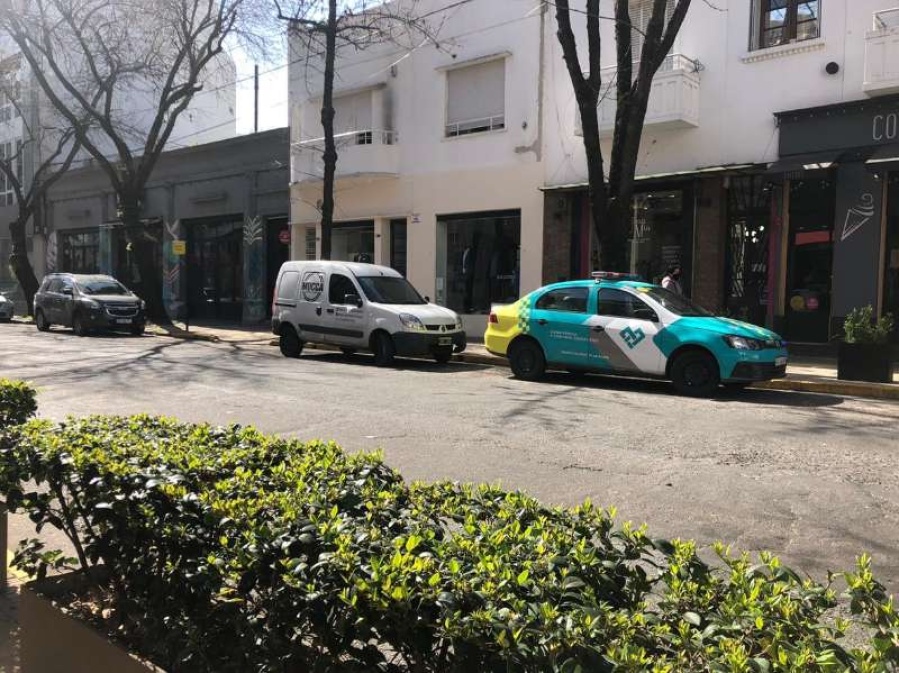 Taxistas denuncian que Control Ciudadano estacionó una patrulla en la parada de taxis