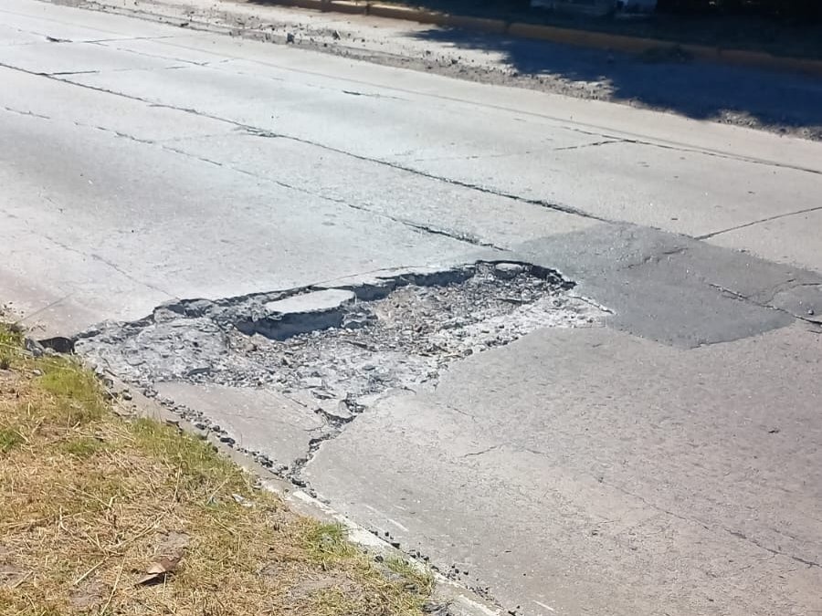 Vecinos reclaman por un cráter en plena avenida 44: ”me rompió toda la llanta”