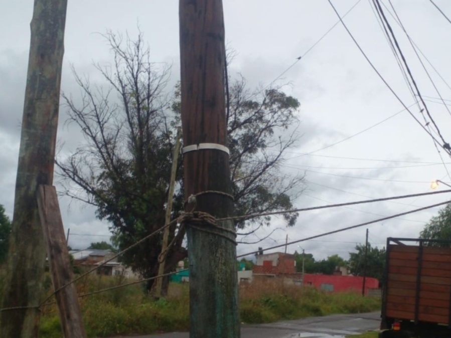 Vecinos de 98 y 4, se mostraron preocupados por la caída de dos postes sobre las viviendas: ”Puede provocar un desastre”