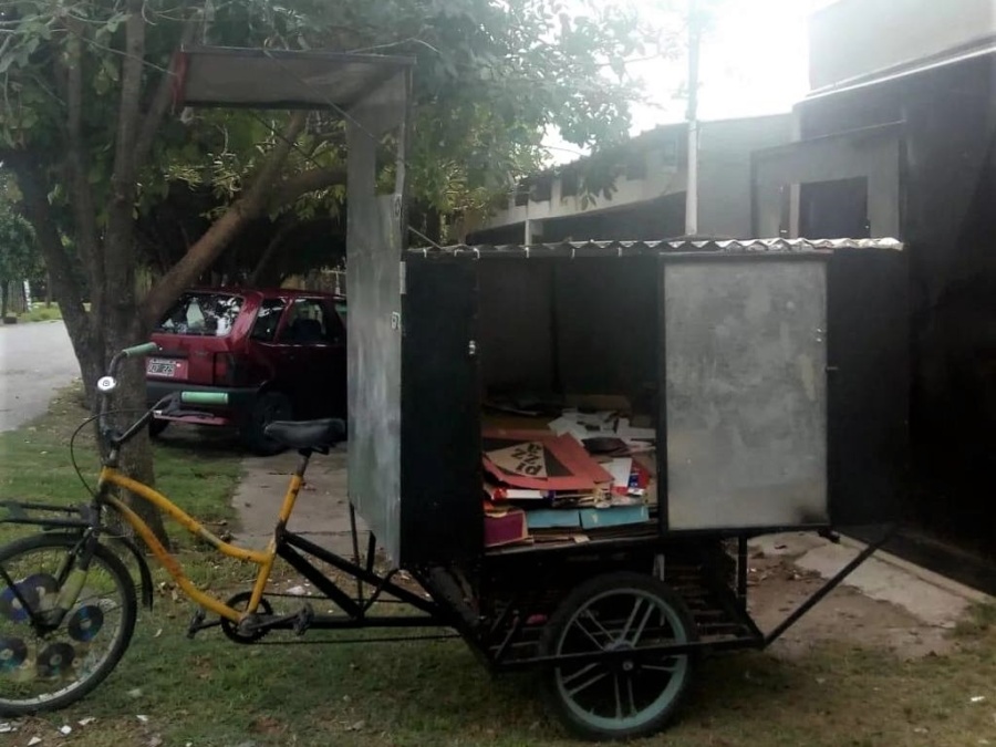 ”La Cartoneta”: el carrito que recorre La Plata para levantar y reciclar objetos desechados