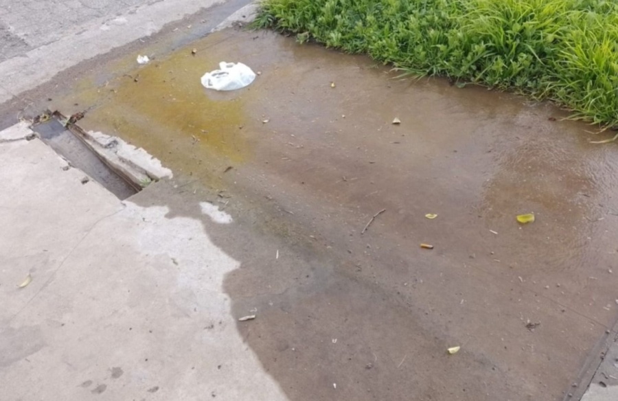 Vecinos reclamaron por una gran pérdida de agua: ”No nos dan solución”