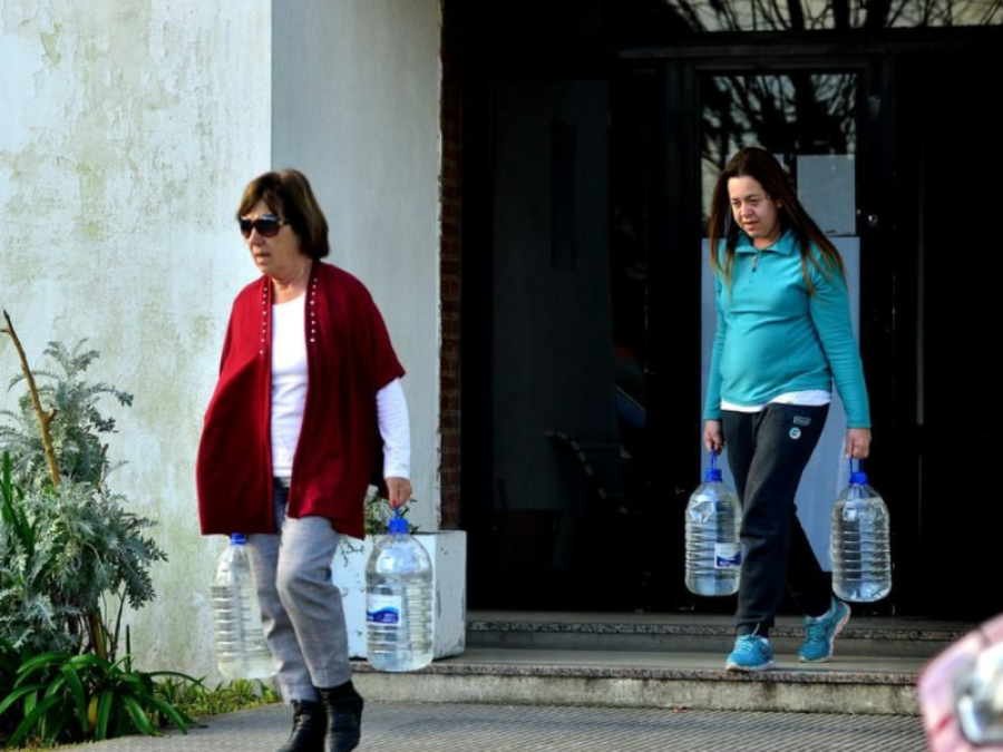 Bronca en Villa Castells por falta de bidones para abastecer de agua al barrio