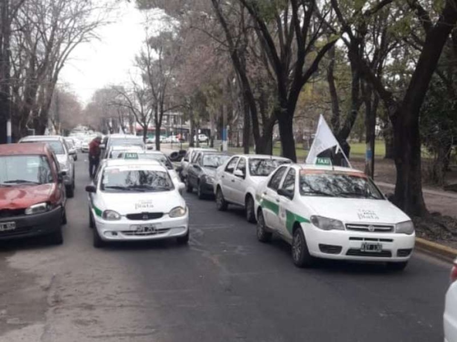 Bronca de los taxistas: ”Clausuran una agencia ilegal, pero a los cinco minutos siguen trabajando”