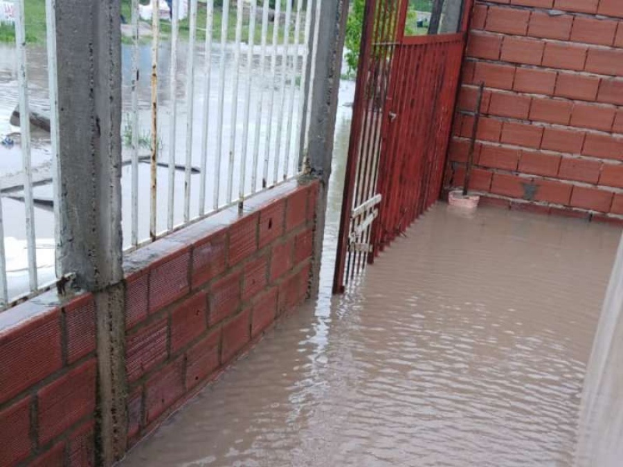 Con la tormenta, a dos vecinas de La Plata se les inundó toda la casa