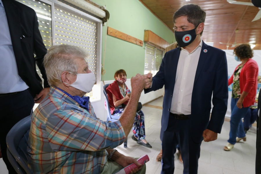 Kicillof visitó en Magdalena un centro de vacunación: ”Argentina está por llegar a las 10 millones de vacunas adquiridas”