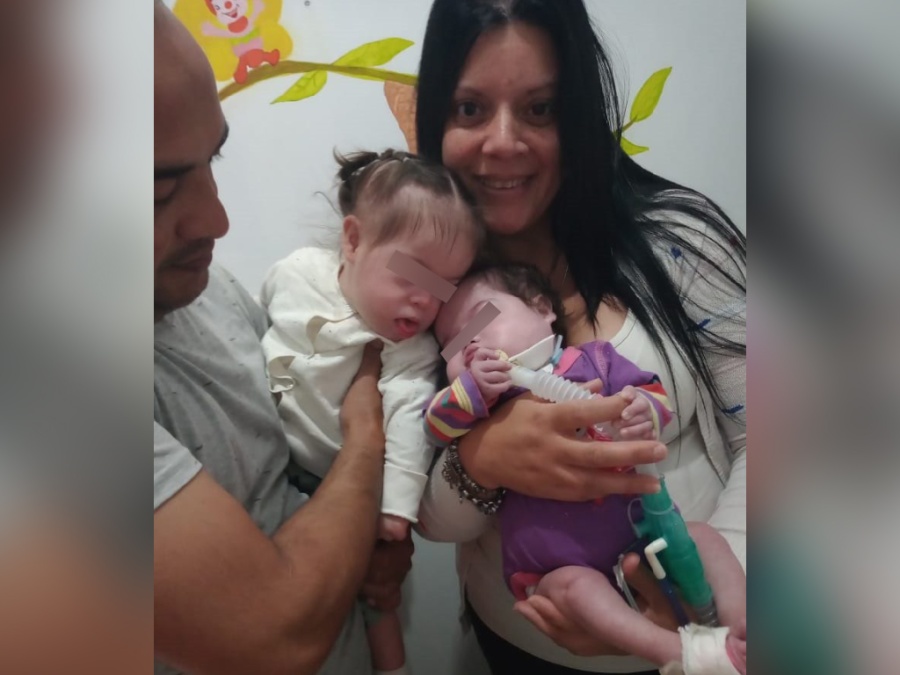 Tiene 19 meses, está separada de su gemela y necesita enfermeros para volver a su casa en La Plata: ”Quiero estar con ella”