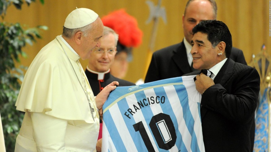 Así recordó el Papa Francisco a Diego Maradona: ”En la cancha fue un poeta”