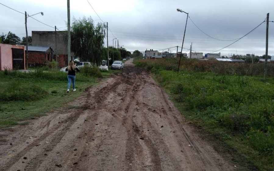 En Altos de San Lorenzo denuncian que con la lluvia, una calle se transforma en un pantano