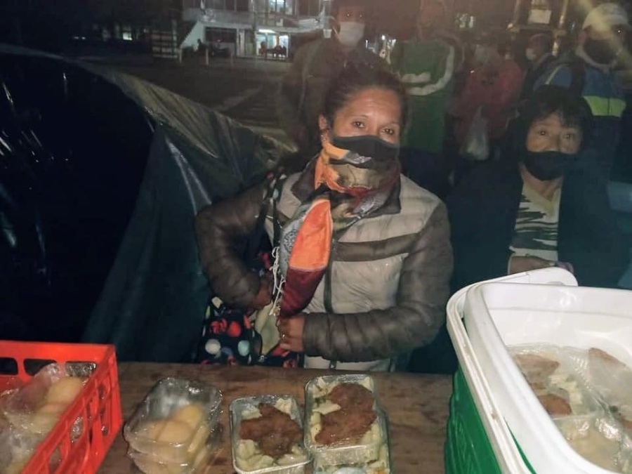Vecinos patrullan por La Plata y le dan de comer a 120 personas en situación de calle: ”Con la pandemia se complicó más”