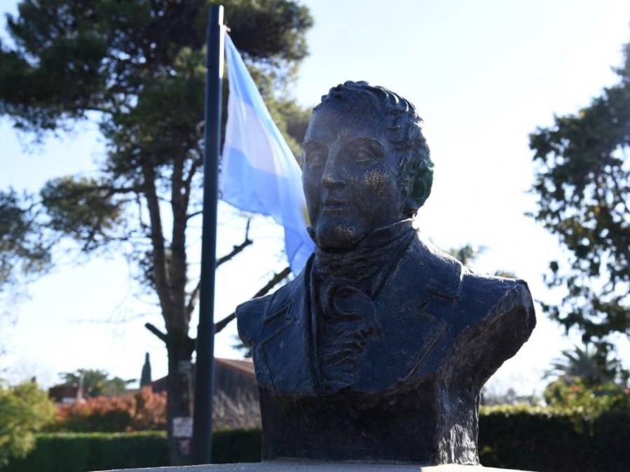 Colocaron un busto y nombraron ”Manuel Belgrano” a una histórica plazoleta de Gonnet