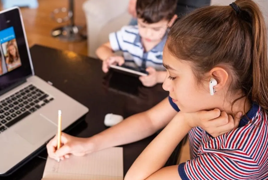 El Gobierno descarta una suba de aranceles en las notebooks para la vuelta a clases