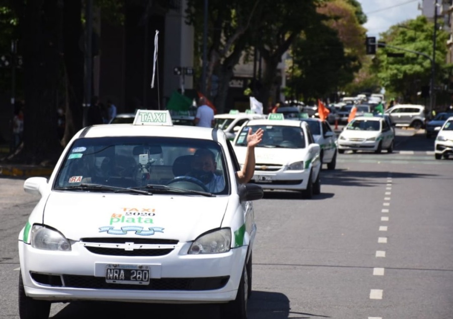 Movilización de taxistas frente a la Municipalidad de La Plata: ”Queremos un subsidio como los transportistas escolares”